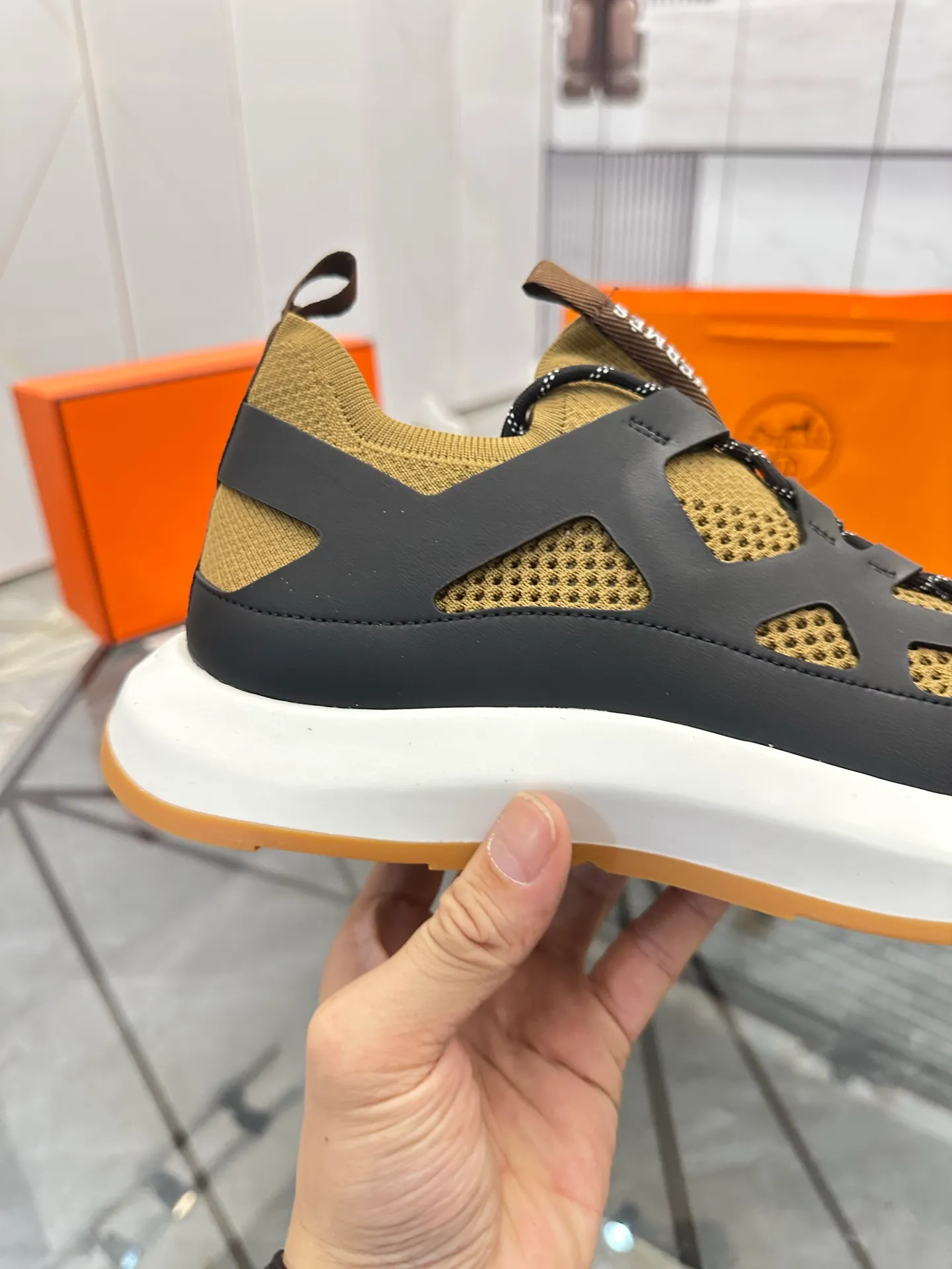 Men's shoes for sale 💰: 💰P660¥ High-end top quality Product trademark: Hermes *"Hermès*" low-top casual shoes Regular size: 38-45 (can be customized to 46) Product materials: upper imported first-layer cowhide stitched with original fabric, original rubber sheet, breathable lining, cowhide foot pads, original outsole. No.: 001